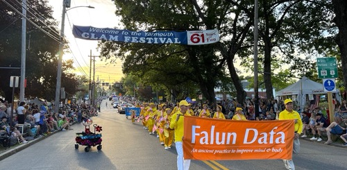 Image for article Equipo de tambores de cintura alegra una localidad costera en el desfile de Maine