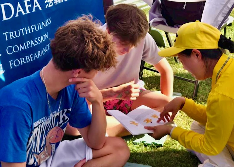 Image for article En el Oswego Harborfest en Nueva York, los visitantes aprenden sobre Falun Dafa y la persecución