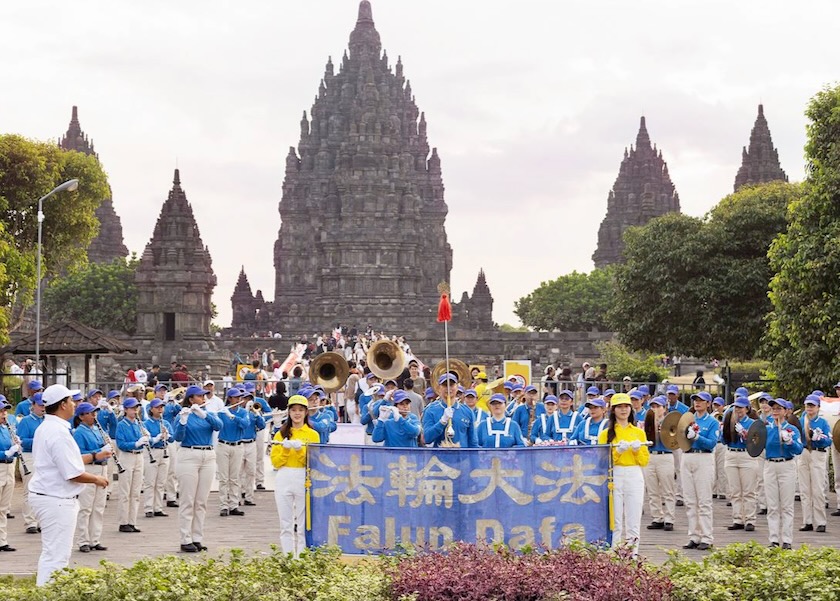 Image for article Yogyakarta, Indonesia: Practicantes de Falun Dafa se unen a las celebraciones del Día de la Independencia
