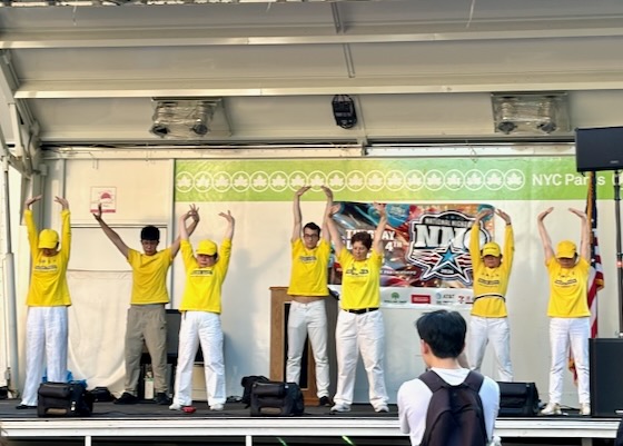 Image for article Manhattan, Nueva York: Aprendiendo sobre Falun Dafa durante el evento 