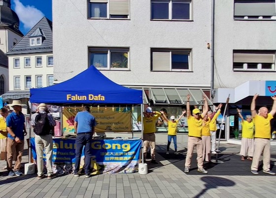 Image for article La gente elogia los principios rectores de Falun Dafa durante un evento en Meschede, Alemania