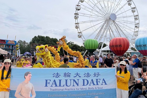 Image for article Bristol, Reino Unido: La gente descubre Falun Dafa en el festival de globos aerostáticos