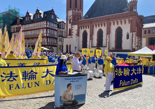 Image for article Concentración y marcha de Falun Dafa en Frankfurt para exponer la persecución recibió apoyo solidario