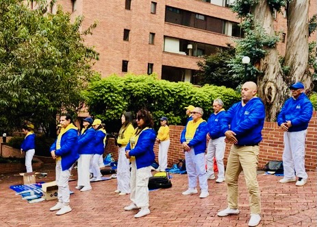 Image for article Practicantes en Colombia conmemoran 27 años de protesta contra la persecución del PCCh