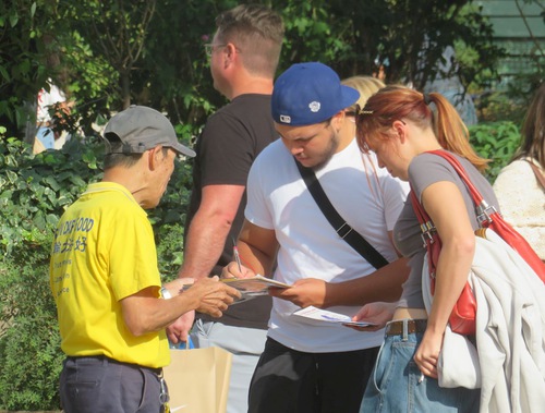 Image for article La gente condena la persecución y elogia los principios rectores de Falun Dafa en eventos al aire libre en París