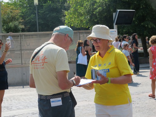 Image for article París, Francia: La gente expresa su preocupación por la persecución del PCCh