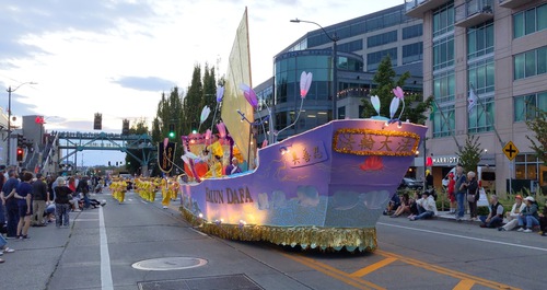 Image for article Seattle: La carroza de Falun Dafa ilumina el desfile Seafair durante más de 20 años