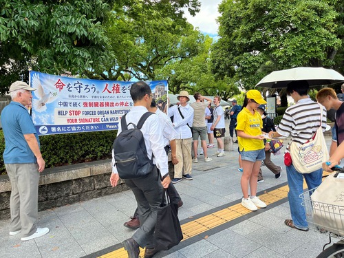 Image for article Japón: Apoyo público para poner fin a la persecución contra Falun Dafa durante el evento del Día de Hiroshima