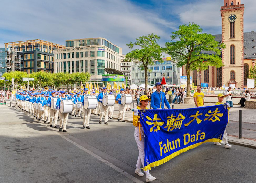 Image for article La gente muestra su solidaridad con Falun Dafa en las marchas celebradas en Frankfurt, Alemania
