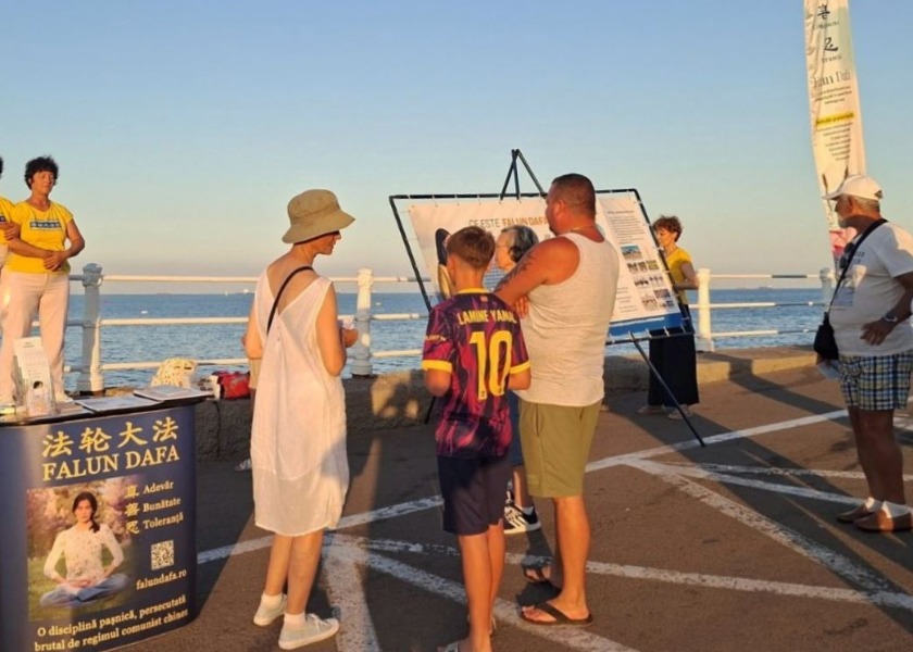 Image for article Practicantes de Falun Dafa regresan a la costa de Rumania para aclarar la verdad sobre la persecución