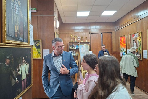 Image for article Bulgaria: Visitantes conmovidos por la Exposición El Arte de Zhen Shan Ren