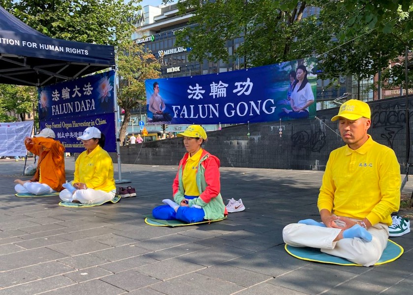 Image for article Personas conocen sobre la persecución a Falun Dafa durante un evento en Helsinki