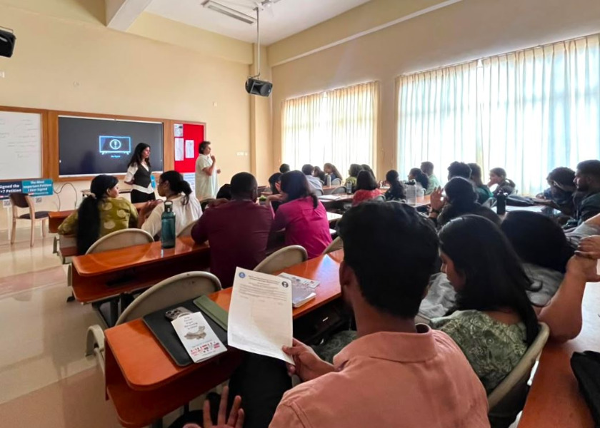 Image for article India: Estudiantes universitarios aprenden sobre la persecución a Falun Dafa y la sustracción forzada de órganos en China