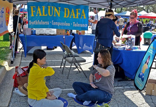 Image for article La gente conoce sobre Falun Dafa en un evento en Delaware