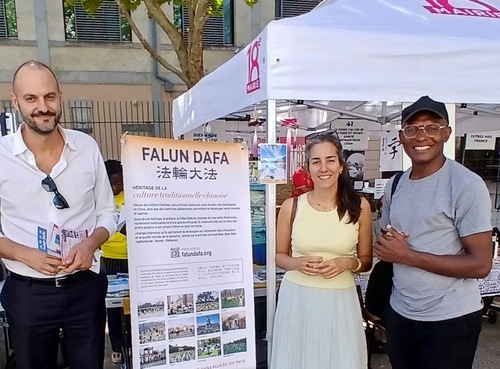 Image for article París, Francia: Los residentes conocen Falun Dafa durante los foros de asociaciones comunitarias
