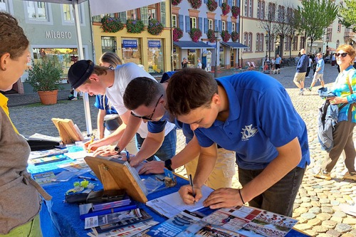 Image for article Friburgo, Alemania: Durante la Jornada Informativa de Falun Dafa la gente condenan la persecución del PCCh