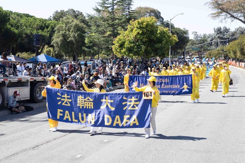Image for article Espectadores en Newark, California, aprecian a Falun Dafa en el desfile anual