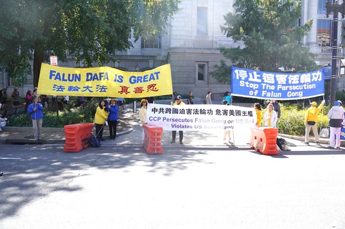 Image for article Detienen a un agresora durante las manifestaciones pacíficas de los practicantes de Falun Dafa en Washington D. C.