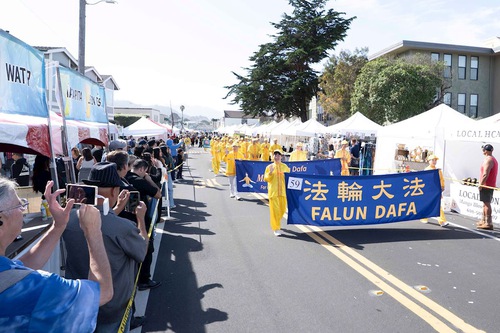 Image for article California: El público elogia a Falun Dafa en el desfile del Fog Fest