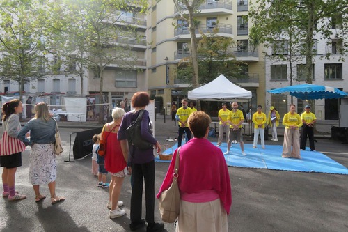 Image for article París, Francia: Dando a conocer Falun Dafa en los foros de asociaciones comunitarias
