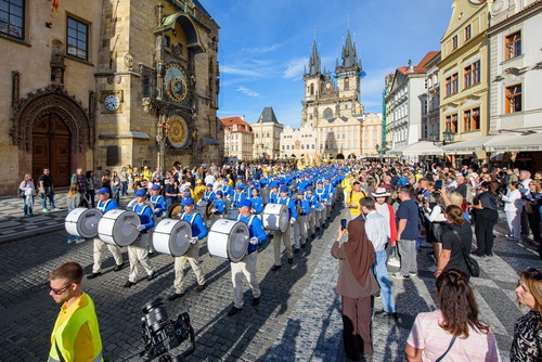 Image for article La gente conoce sobre Falun Dafa en los desfiles de Praga
