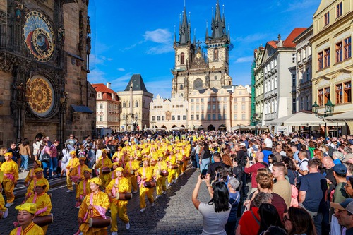 Image for article Los turistas en Praga elogian a Falun Dafa: “Verdad, Benevolencia y Tolerancia” son valores fundamentales