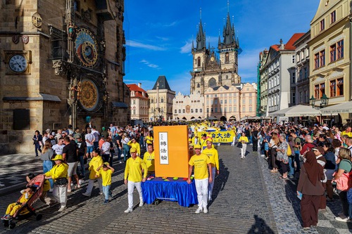 Image for article Praga: Los turistas agradecen la información sobre Falun Dafa
