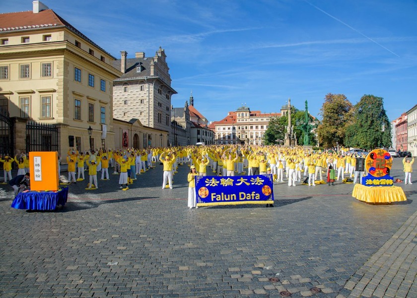 Image for article Practicantes reciben apoyo público en las actividades en Praga