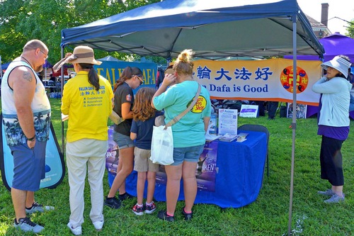 Image for article Asistentes a un festival en Delaware conocen de Falun Dafa y condenan la sustracción forzada de órganos en China