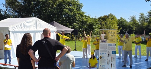 Image for article Alemania: Los residentes dan la bienvenida a Falun Dafa en el Festival Ciudadano de Hanau