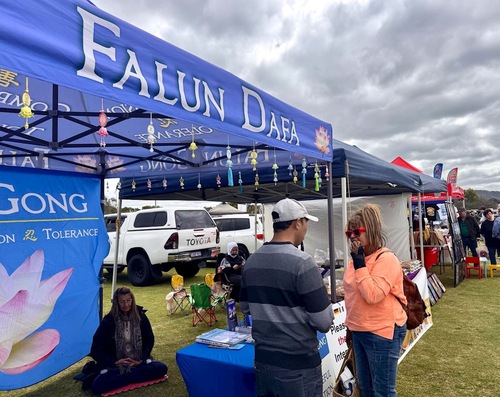 Image for article La gente elogia a Falun Dafa en la feria agrícola en Australia Occidental