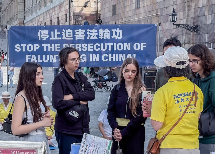 Image for article Personas aprenden sobre Falun Dafa y condenan la persecución durante actividades en Suecia