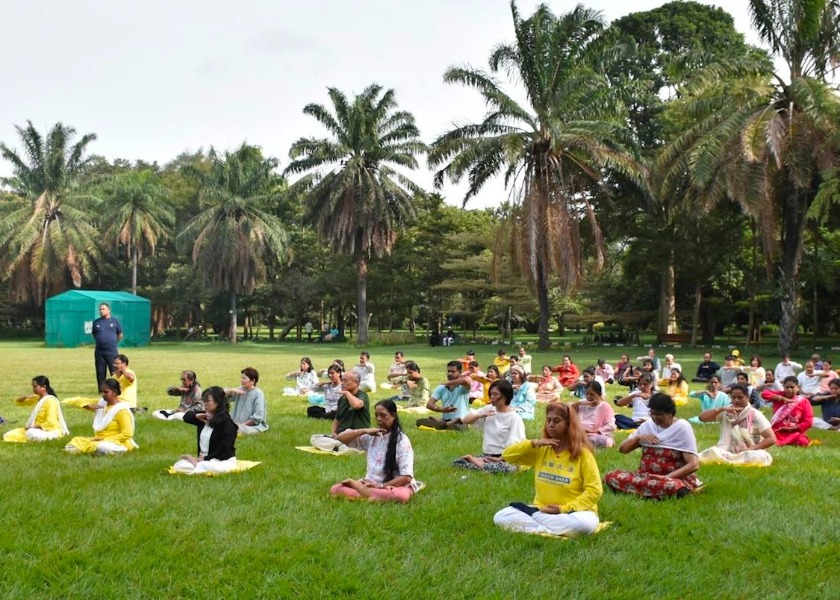 Image for article Visitantes de la Exposición de Flores de Bengaluru conocen sobre Falun Dafa
