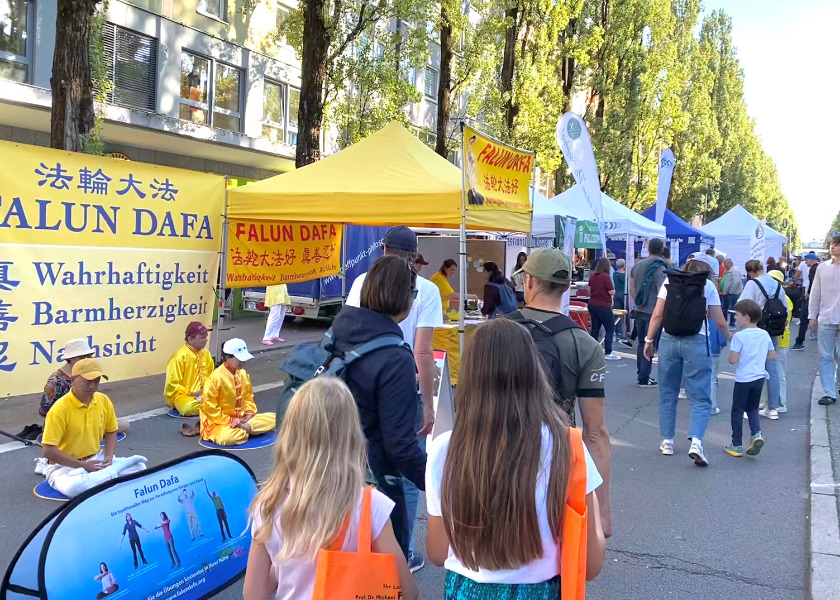 Image for article «Firmé de todo corazón»: asistentes al festival de Múnich muestran su apoyo a Falun Dafa