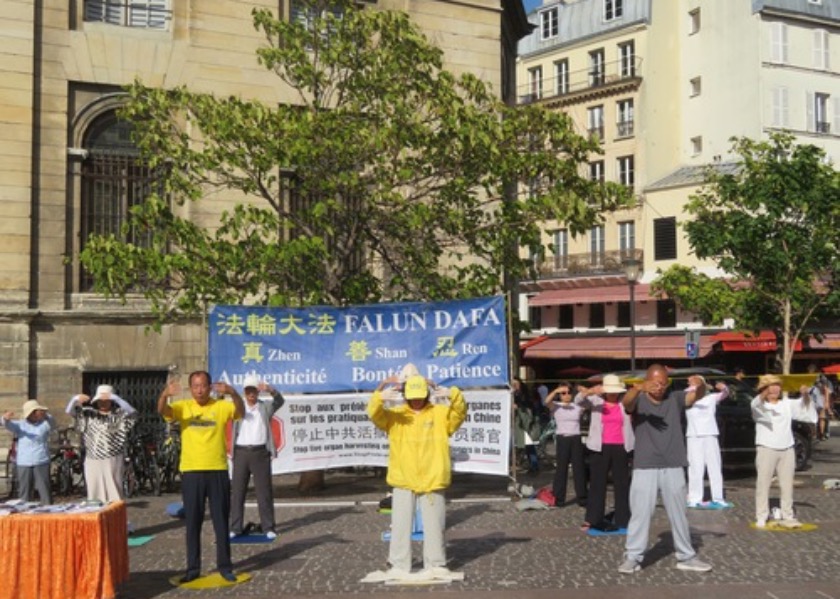 Image for article ​Durante los eventos celebrados en París, la gente conoce sobre Falun Dafa y denuncia la persecución