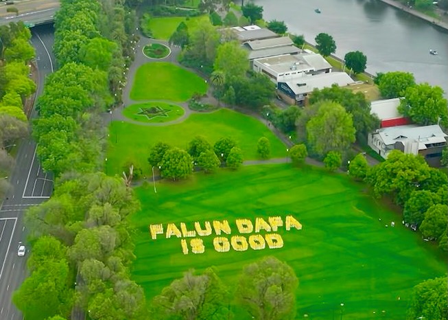 Image for article Los principios rectores de Falun Dafa resuenan entre los transeúntes durante una formación de caracteres en Melbourne, Australia