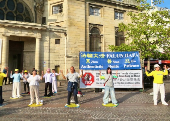 Image for article París, Francia: Personas expresan su apoyo a Falun Dafa en eventos en Belleville y Châtelet