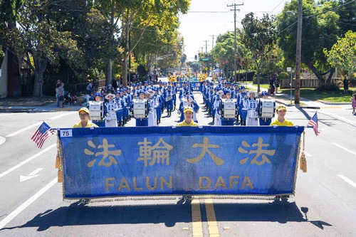 Image for article Alcaldesa elogia a Falun Dafa en el Desfile de Campeones de Santa Clara