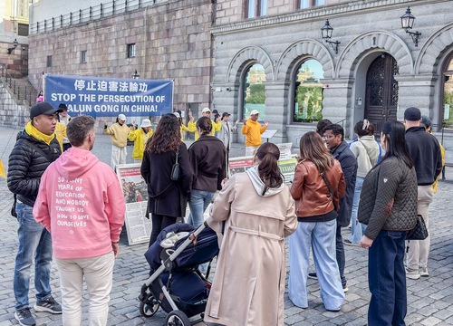 Image for article Suecia: Turistas chinos en Estocolmo se pronuncian a favor de Falun Dafa