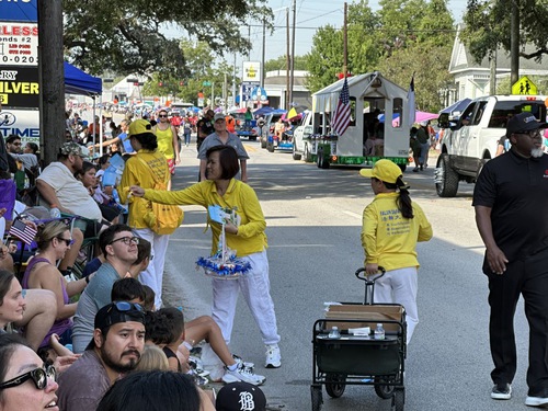 Image for article Texas, EE. UU.: Practicantes de Falun Dafa son bien recibidos en el desfile de la Feria del Condado de Fort Bend