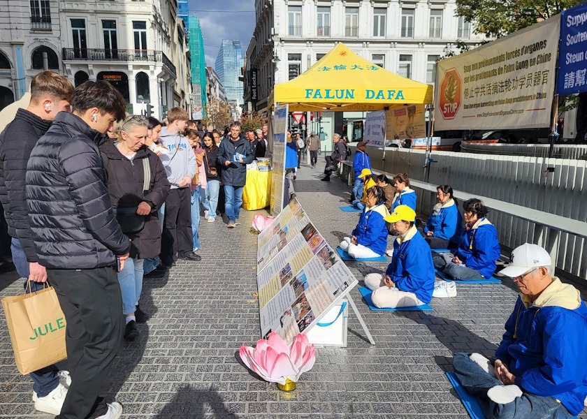 Image for article Bruselas, Bélgica: Personas condenan la persecución contra Falun Dafa en un evento para concientizar