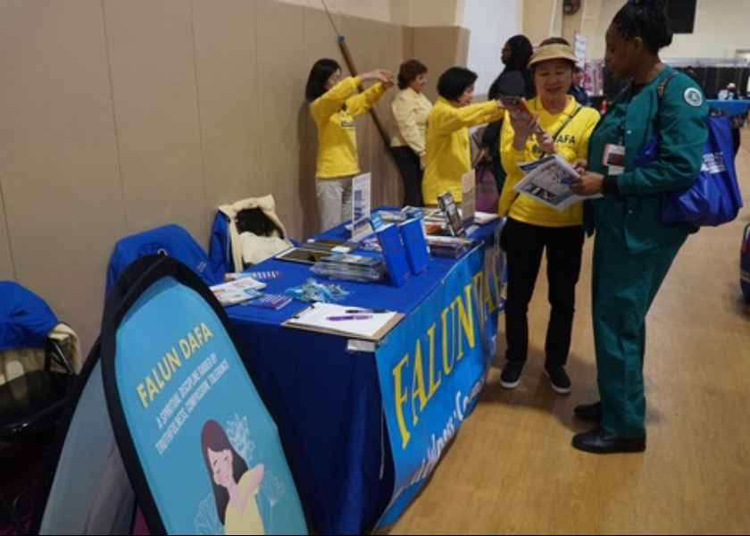 Image for article ​Las asistentes a la Feria de Salud y Bienestar de la Mujer en Filadelfia practican los ejercicios de Falun Dafa
