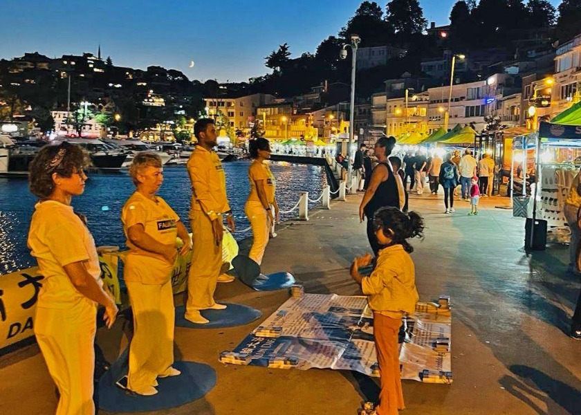 Image for article ​Estambul, Turquía: La gente conoce sobre Falun Dafa durante un evento en Tarabya