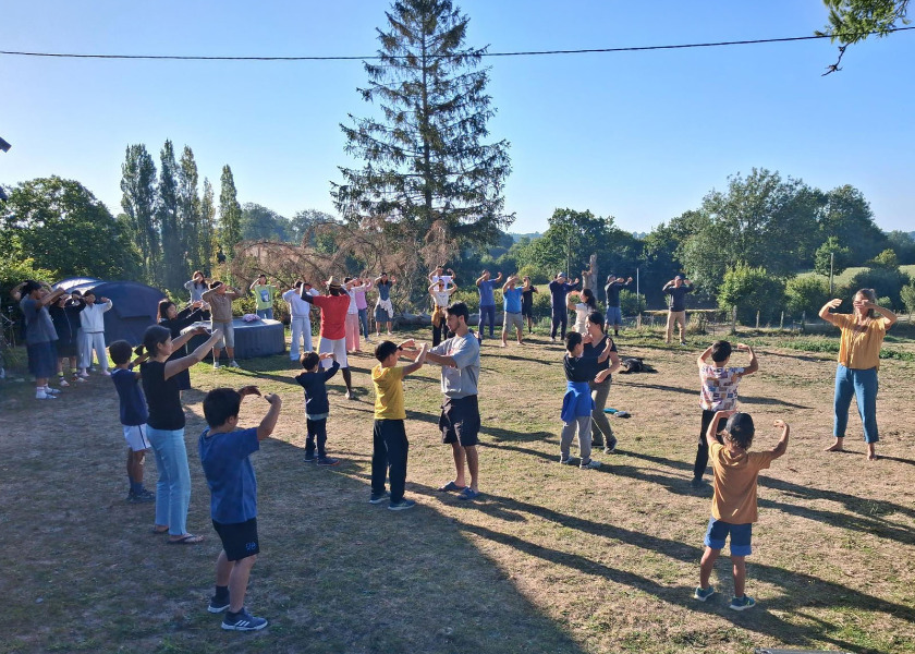 Image for article Estudiantes disfrutan del campamento de verano de Minghui en Normandía, Francia